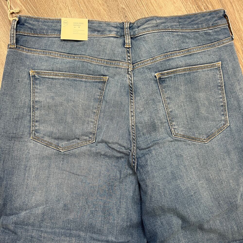 Universal Thread Women's High-Rise Patched Jeans - Size 10/30R - NWT - Picture 9 of 12